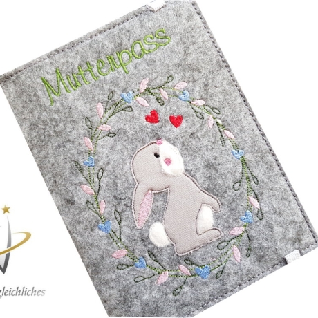 Mutterpasshülle *Hase im Kranz* Namensbestickung möglich