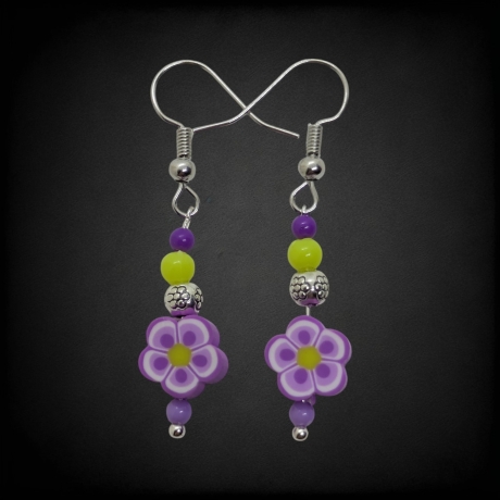 Kreative Hängeohrringe mit Blumenmuster