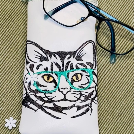 Ferberline Stickdatei Katze mit Brille in 4 Größen ab 10x10 