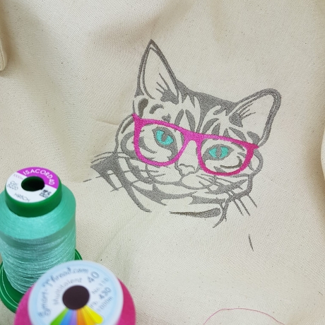 Ferberline Stickdatei Katze mit Brille in 4 Größen ab 10x10 