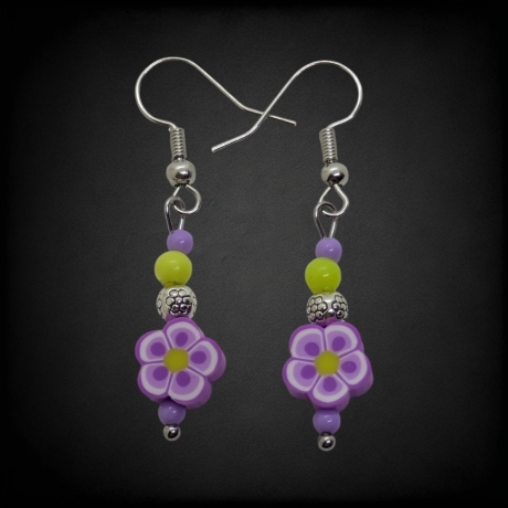 Kreative Hängeohrringe mit Blumenmuster