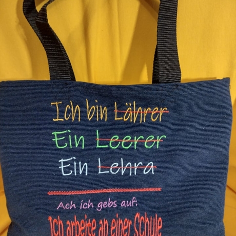 DreamEmbroid Lehrer - Stickdatei in zwei Größen