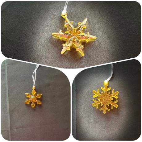 Drei Schneeflocken in Gold