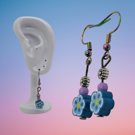 Kreative Hängeohrringe mit Blumenmuster