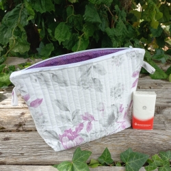 Kulturtasche Trapez Weiß Lila Blüten | 6 Innentaschen handgemacht