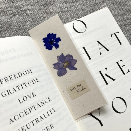 Zeit für Frieden • Lesezeichen mit gepressten Blumen 