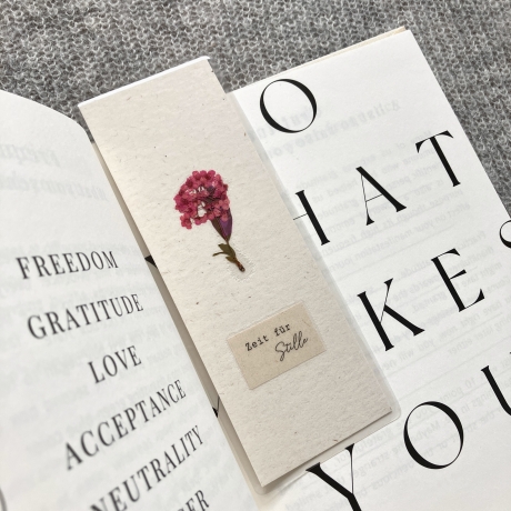 Zeit für Stille • Lesezeichen mit gepresster Blume 