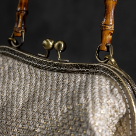 Handgemachte Tasche – Creme mit feinem Glanzgewebe
