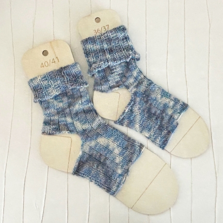 Yogasocken Hellblau Grau Weiß in Rippenmuster gestrickt Gr 36-41