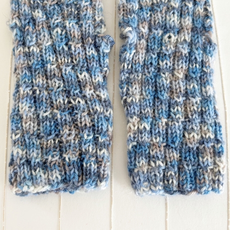 Yogasocken Hellblau Grau Weiß Spiralmuster Handarbeit Größe 36-40