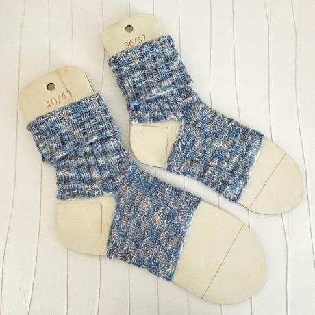 Yogasocken Hellblau Grau Weiß Spiralmuster Handarbeit Größe 36-40