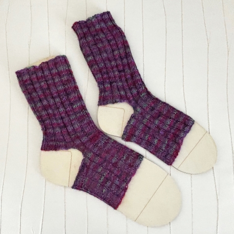 Yogasocken Fußwärmer Lila bunt in Rippen gestrickt Größe 36-41