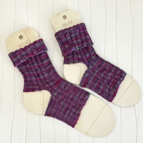 Yogasocken Fußwärmer Lila bunt in Rippen gestrickt Größe 36-41