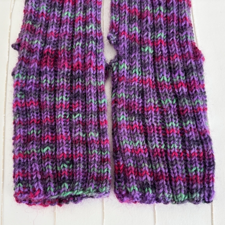 Yogasocken Fußwärmer Lila bunt in Rippen gestrickt Größe 36-41