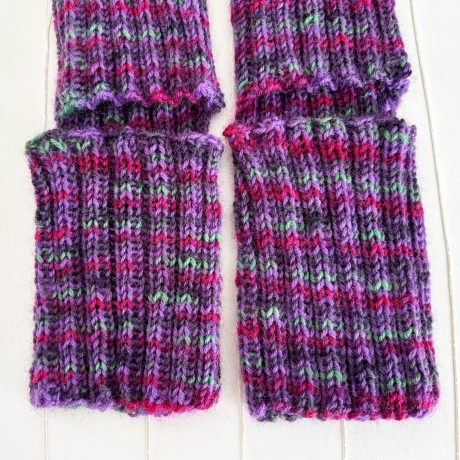 Yogasocken Fußwärmer Lila bunt in Rippen gestrickt Größe 36-41