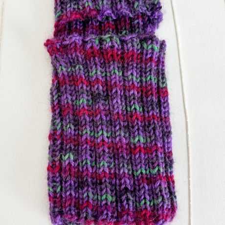 Yogasocken Fußwärmer Lila bunt in Rippen gestrickt Größe 36-41