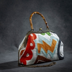 Handgemachte Tasche – Weiß mit buntem Stickmuster