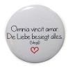 Button 50 mm mit Anstecknadel Spruch Omnia vincit amor