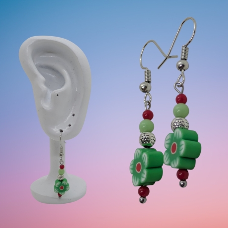 Kreative Hängeohrringe mit Blumenmuster