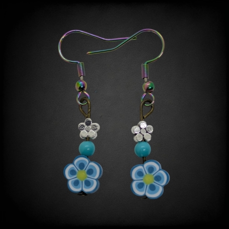 Kreative Hängeohrringe mit Blumenmuster