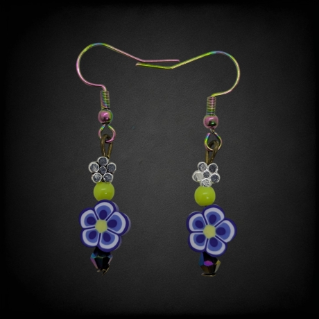 Kreative Hängeohrringe mit Blumenmuster