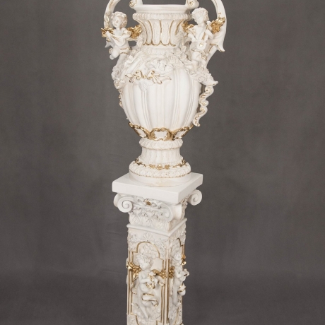 Schöne, große, dekorative Vase mit Engeln. 70 cm.