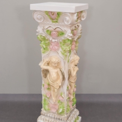 Hohe, schöne Säule mit Amorfiguren. Reich verziert. 100 cm. 