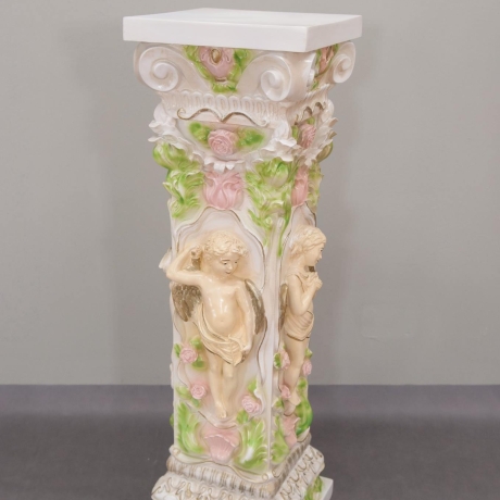 Hohe, schöne Säule mit Amorfiguren. Reich verziert. 100 cm. 