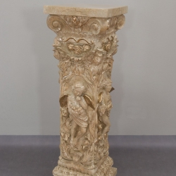 Hohe, schöne Säule mit Amorfiguren. Reich verziert. 100 cm. 