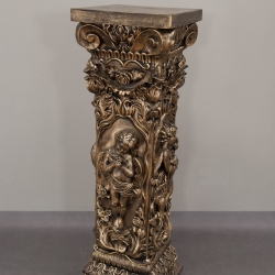 Hohe, schöne Säule mit Amorfiguren. Reich verziert. 100 cm. 