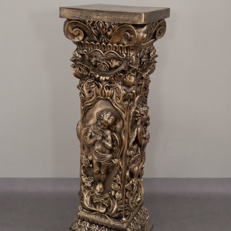 Hohe, schöne Säule mit Amorfiguren. Reich verziert. 100 cm. 