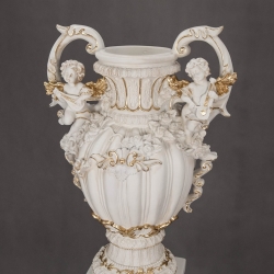 Schöne, große, dekorative Vase mit Engeln. 70 cm.