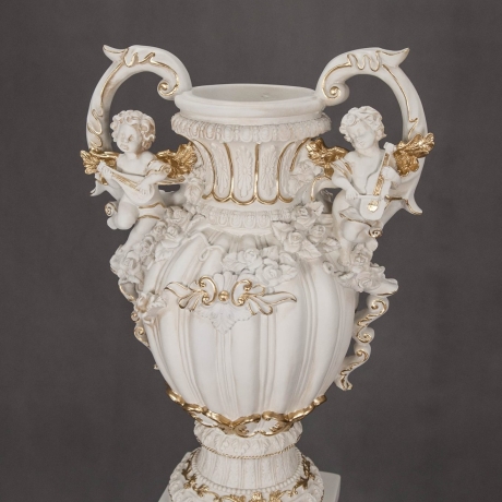 Schöne, große, dekorative Vase mit Engeln. 70 cm.