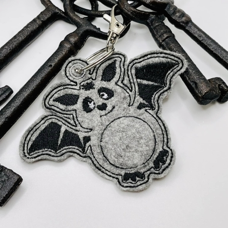 Ferberline Stickdatei ITH Anhänger Flederklausi 8x10