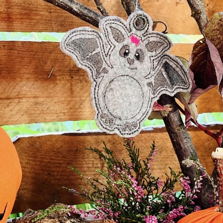 Ferberline Stickdatei ITH Anhänger Flederklausi 8x10