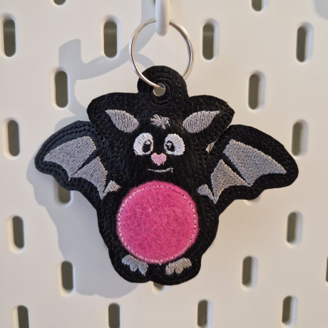 Ferberline Stickdatei ITH Anhänger Flederklausi 8x10