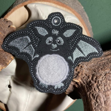 Ferberline Stickdatei ITH Anhänger Flederklausi 8x10