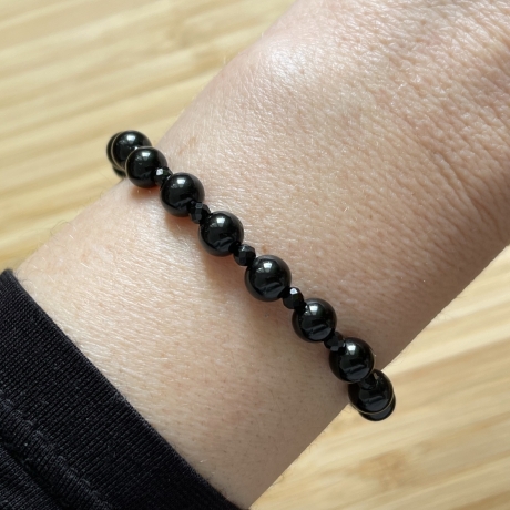 Turmalin-Schörl Armband aus 6mm Perlen und facettierten Perlen