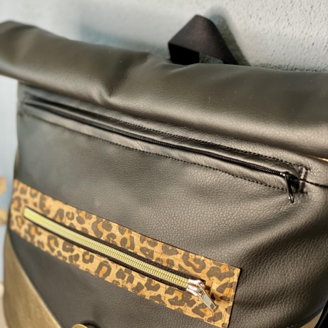 Rucksack VARO aus Kunstleder und Kork, Leoparden-Print