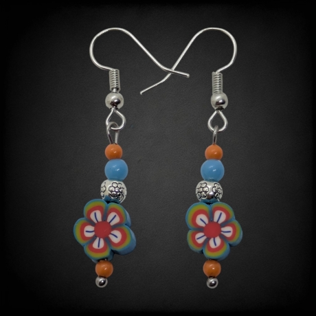 Kreative Hängeohrringe mit Blumenmuster