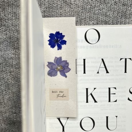Zeit für Frieden • Lesezeichen mit gepressten Blumen 
