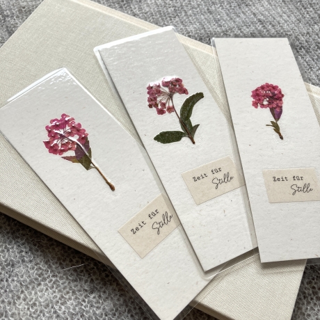 Zeit für Stille • Lesezeichen mit gepresster Blume 