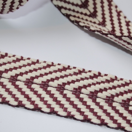 Gurtband Baumwolle Fischgrät beere / natur 40 mm Chevron RE