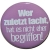 Button 50 mm mit Anstecknadel Spruch Wer zuletzt lacht