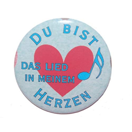 Button 50 mm mit Anstecknadel Spruch Liebe Lied im Herzen