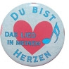 Button 50 mm mit Anstecknadel Spruch Liebe Lied im Herzen