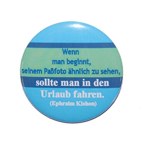 Button 50 mm mit Anstecknadel Spruch Passfoto Urlaub