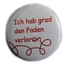 Button 50 mm mit Anstecknadel Spruch Faden verloren