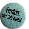 Button 50 mm mit Anstecknadel Spruch Verrückt