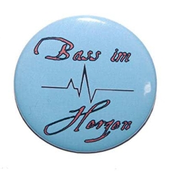 Button 50 mm mit Anstecknadel Spruch Bass im Herzen